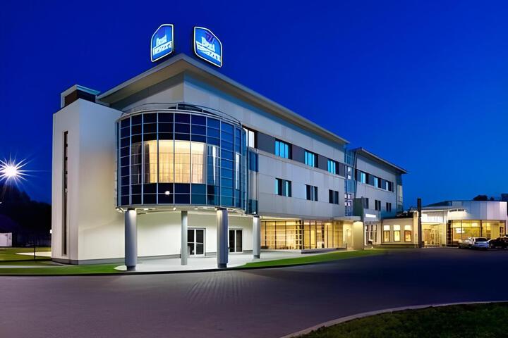 HOTEL SYMFONIA** Wieluń - konferencje wesela