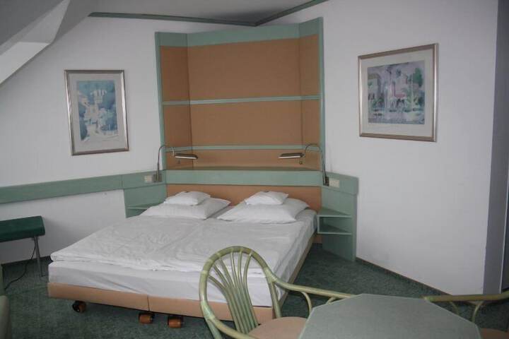 Room 12 of 34