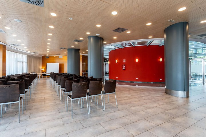 Business Center 24 of 29