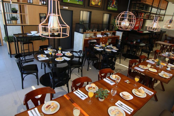 Dining 32 of 48