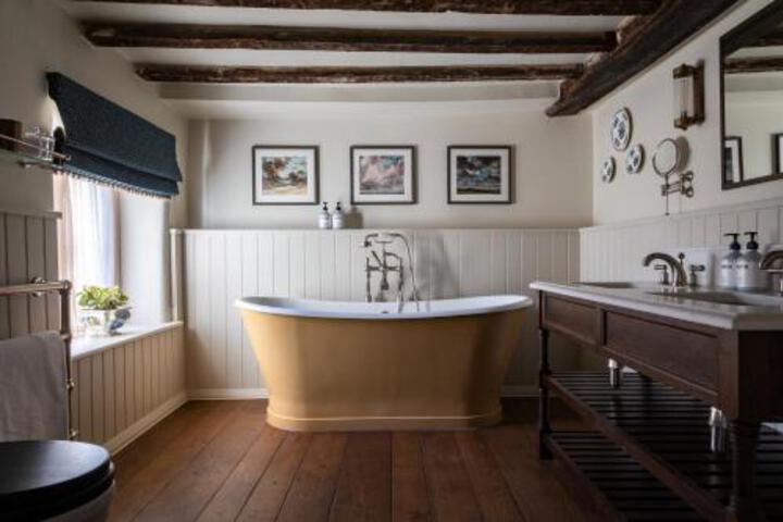 THE SWAN INN