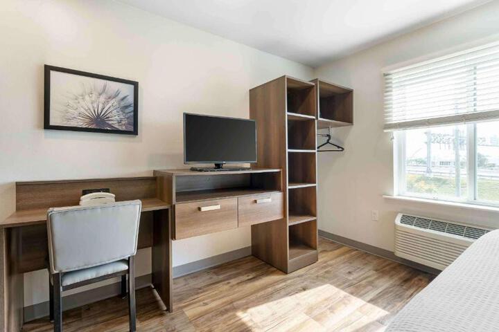 Standard Studio 1 Queen Bed (5 of 11)