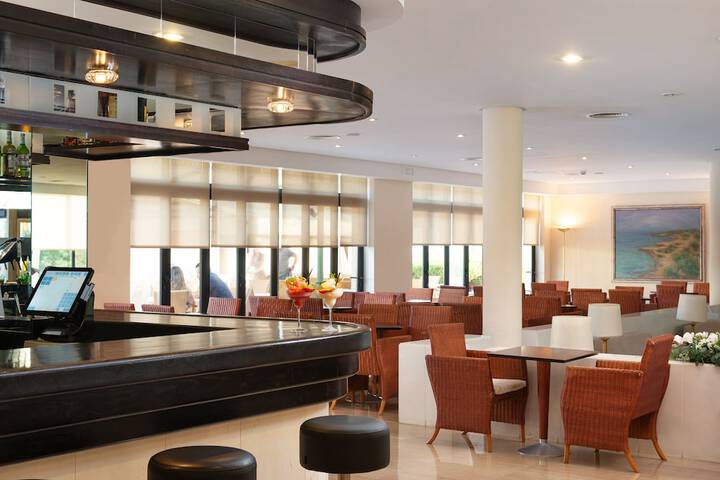 Lounge 77 of 93