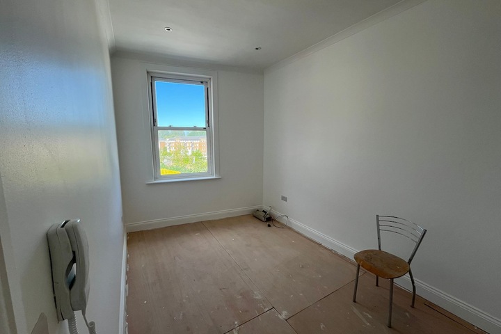 Room 6 of 27