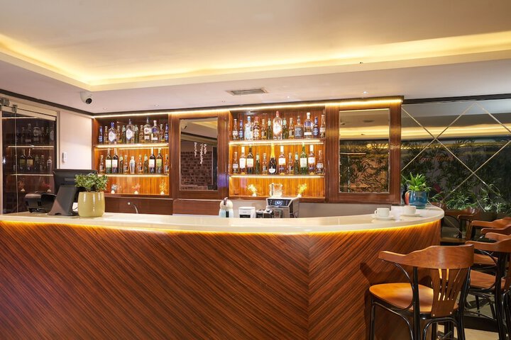 Lounge 33 of 34