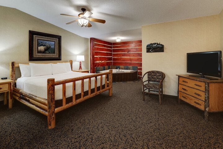 Deluxe King Bed (7 of 26)