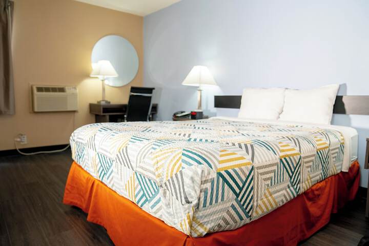 1 Queen Bed Micfridge (13 of 15)
