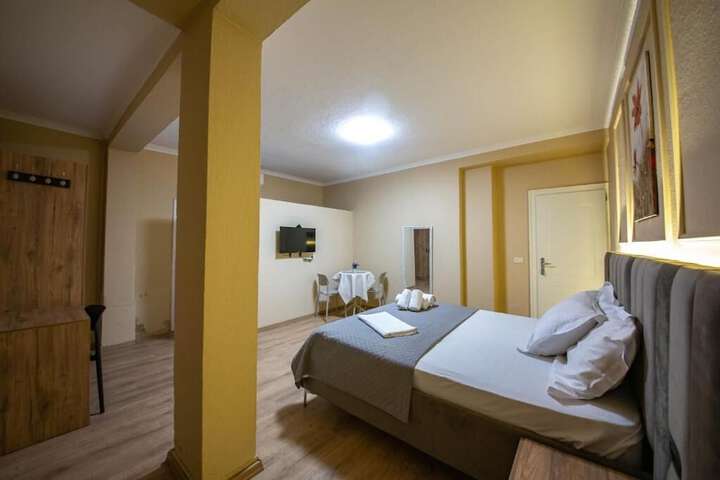 Room 6 of 25