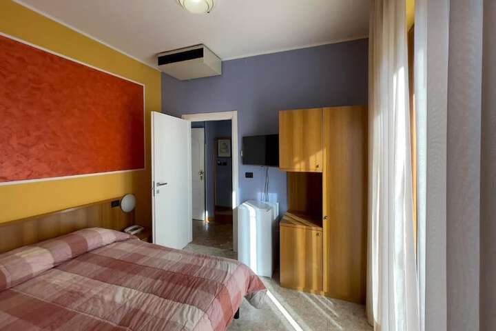 Room 6 of 31