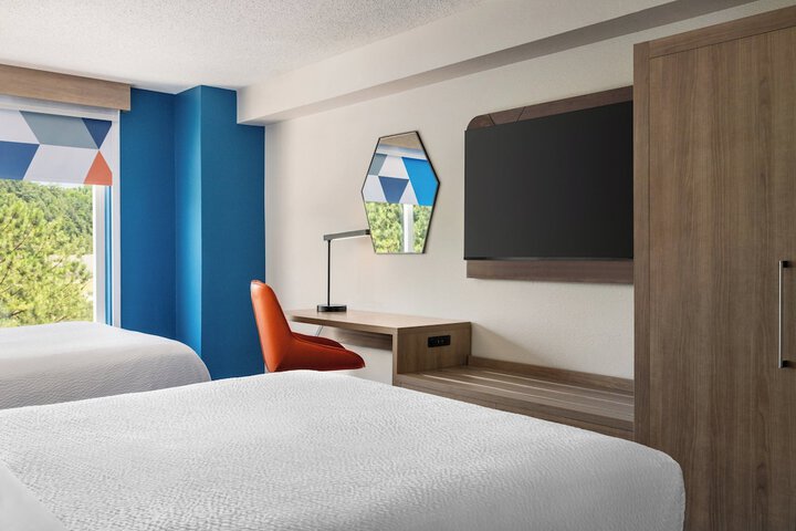 1 Queen Bed (8 of 16)