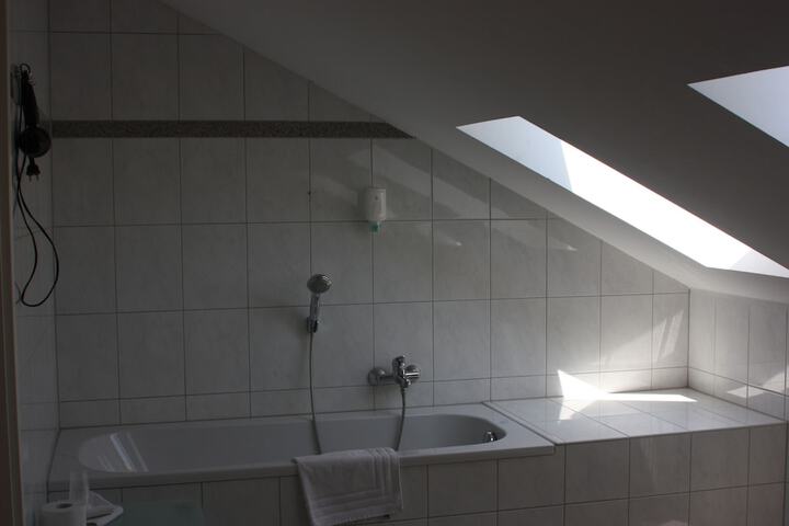 Deep soaking bathtub