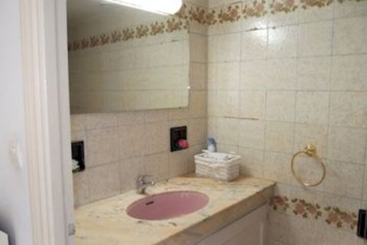 Room 40 of 146