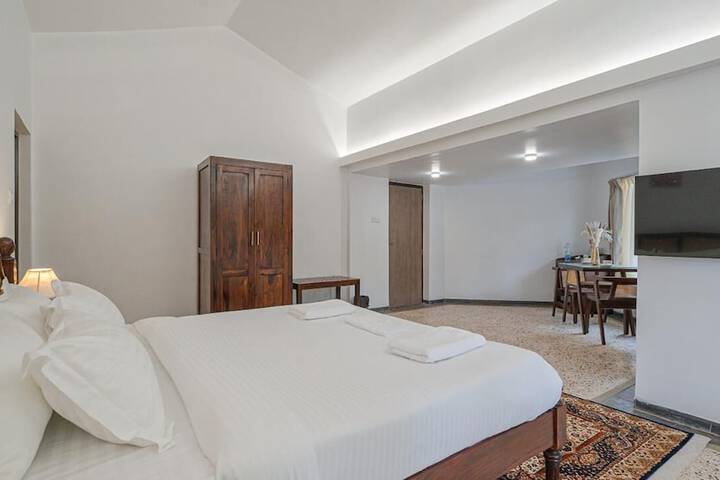 Room 4 of 37