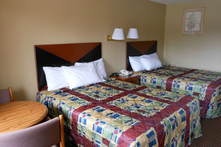 2 Queen Beds (7 of 10)