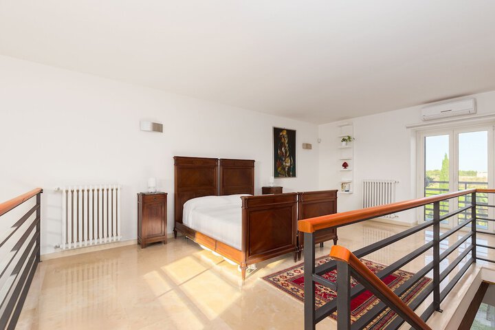 Room 9 of 32