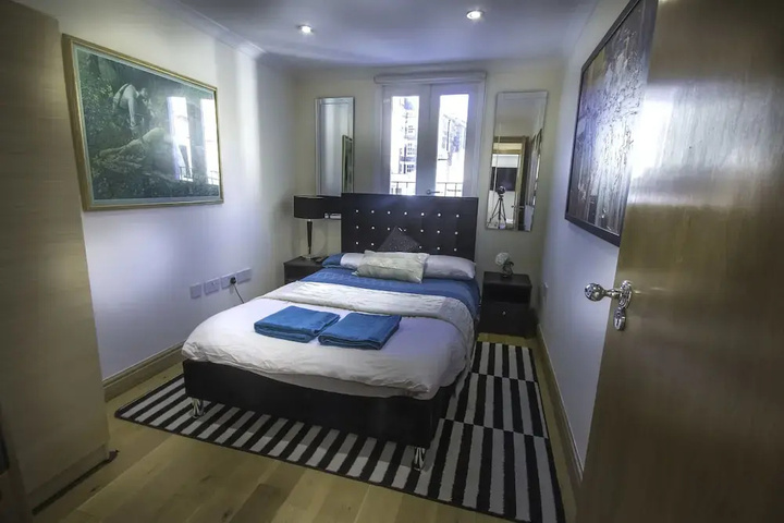 Room 4 of 16