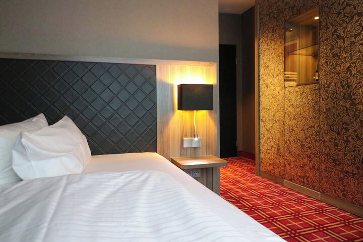 Room 32 of 93
