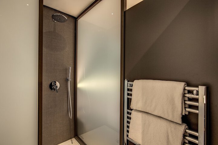 Room 16 of 32