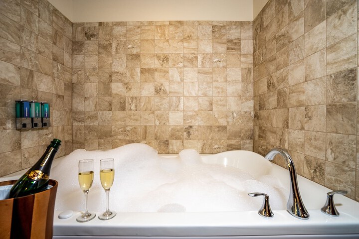 Jetted tub