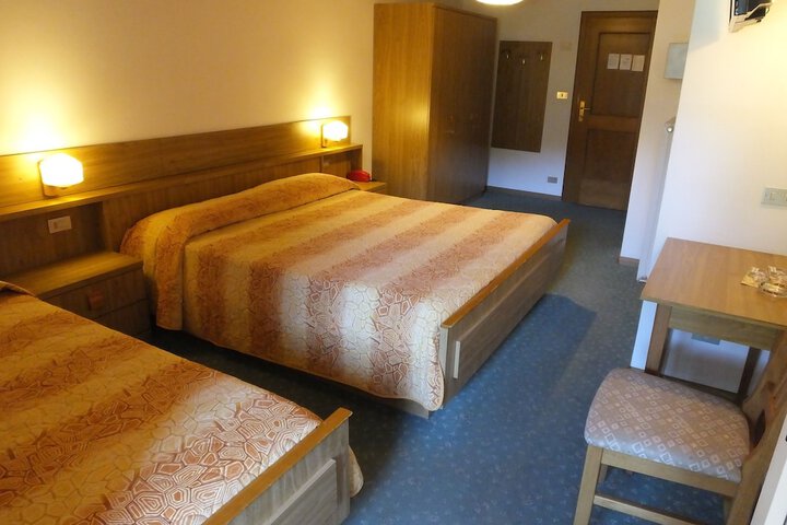 Room 11 of 33