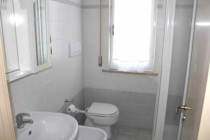 Room 6 of 12