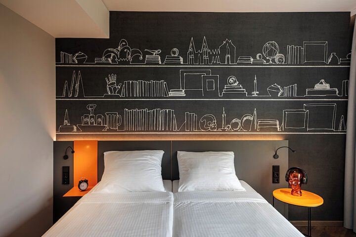 Room 14 of 66