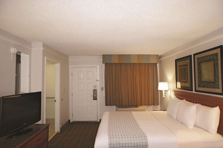 1 King Bed Deluxe Room (5 of 21)