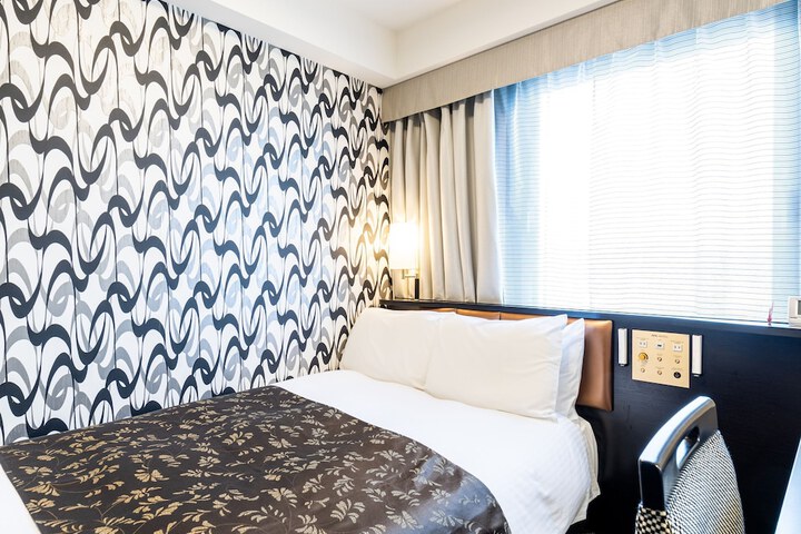 Room 4 of 25