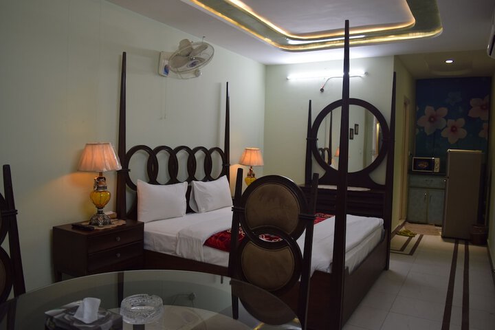 Room 4 of 8