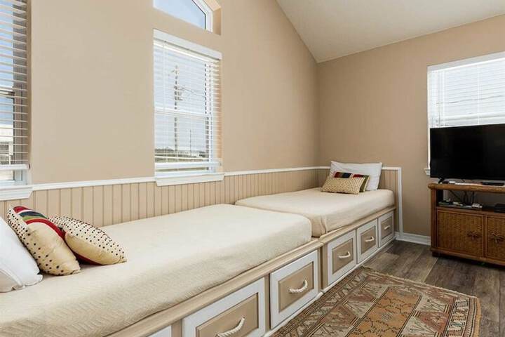 Room 4 of 9