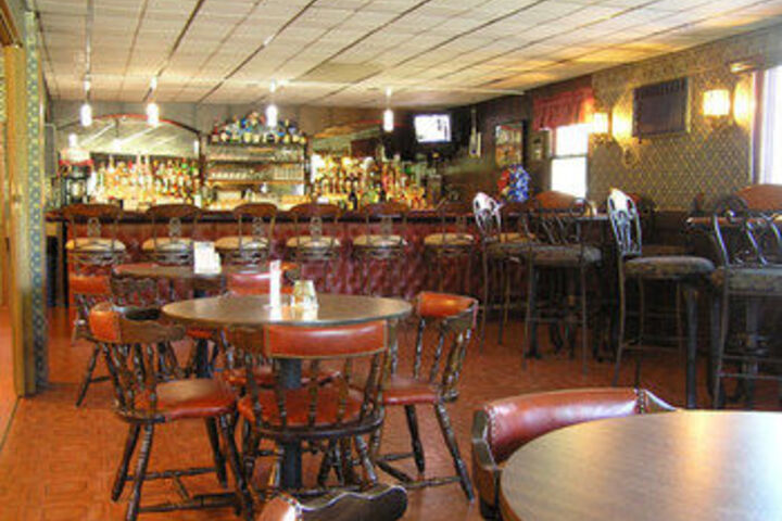 Lounge 3 of 5