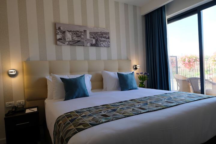 Room 26 of 106