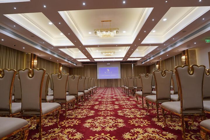 Ballroom/Hall 37 of 54