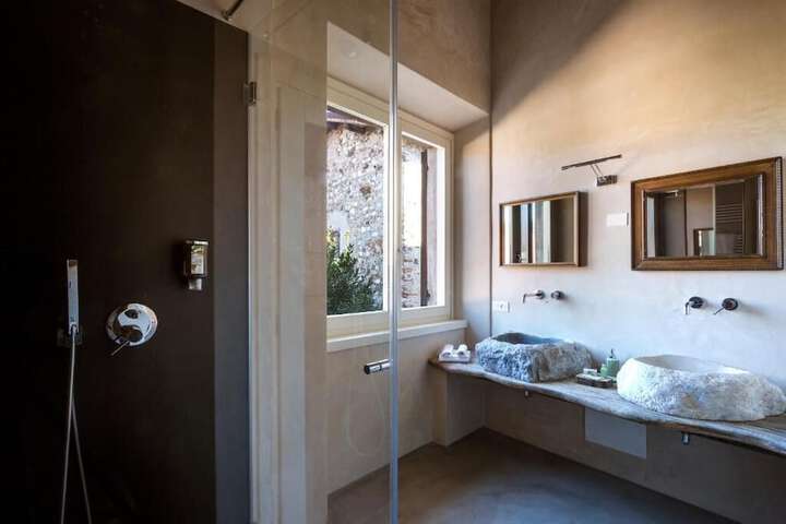 Room 27 of 43