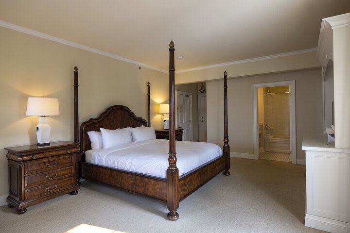 Standard King Bed Lake View (15 of 17)