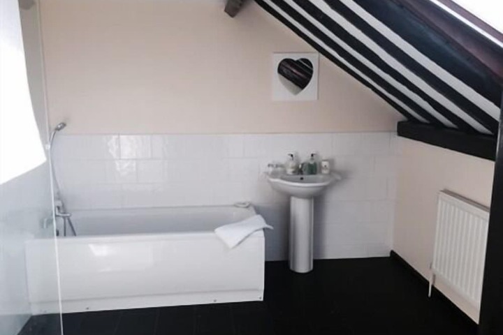 Room 6 of 15