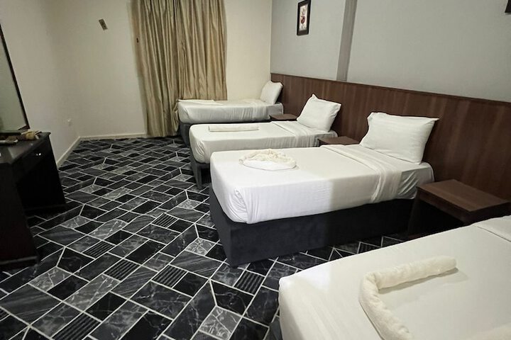 Room 11 of 32