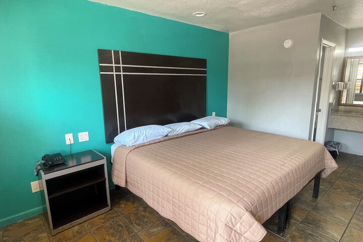 Single Room 1 King Bed (13 of 13)