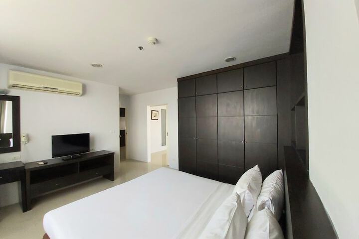 Room 4 of 32