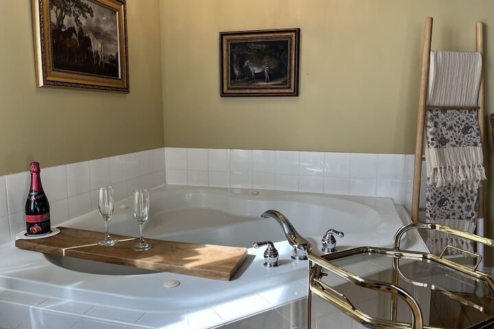 Indoor spa tub
