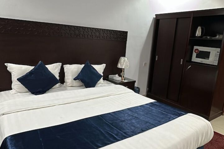 Room 18 of 117