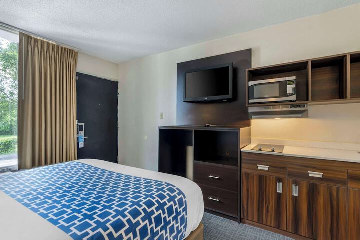 1 Queen Bed Efficiency (3 of 6)