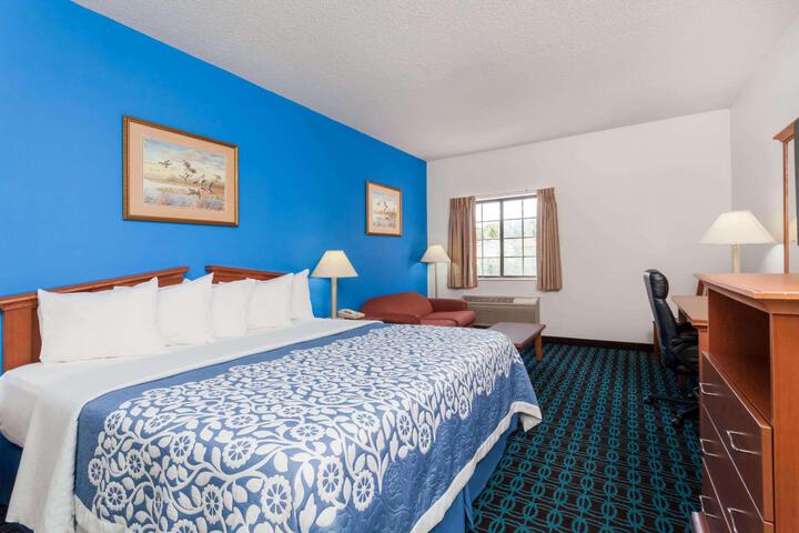 1 King Bed (4 of 7)