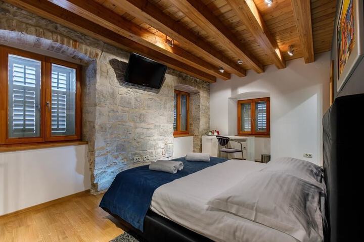 Room 9 of 31