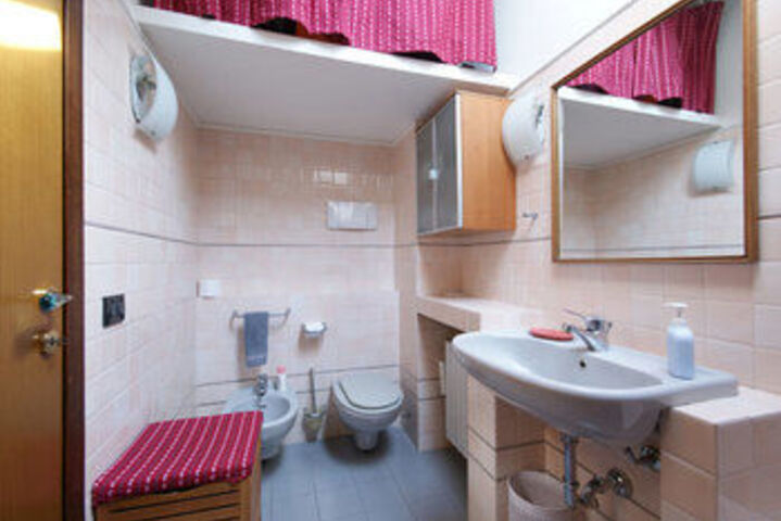 Room 3 of 173