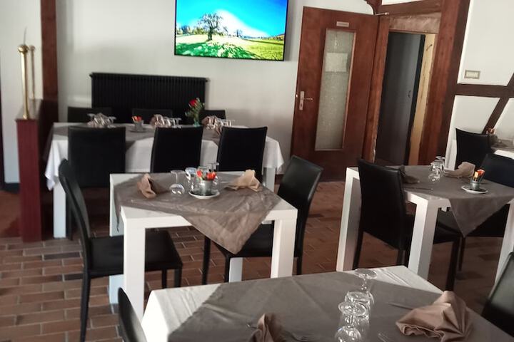 Room 4 of 16