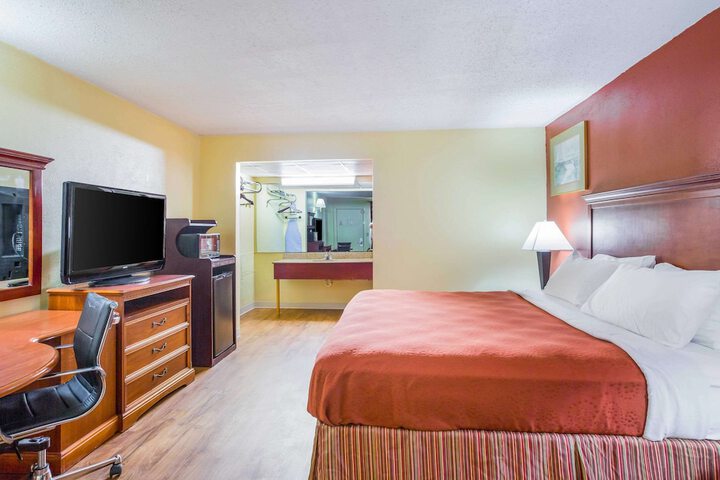 1 King Bed (2 of 15)