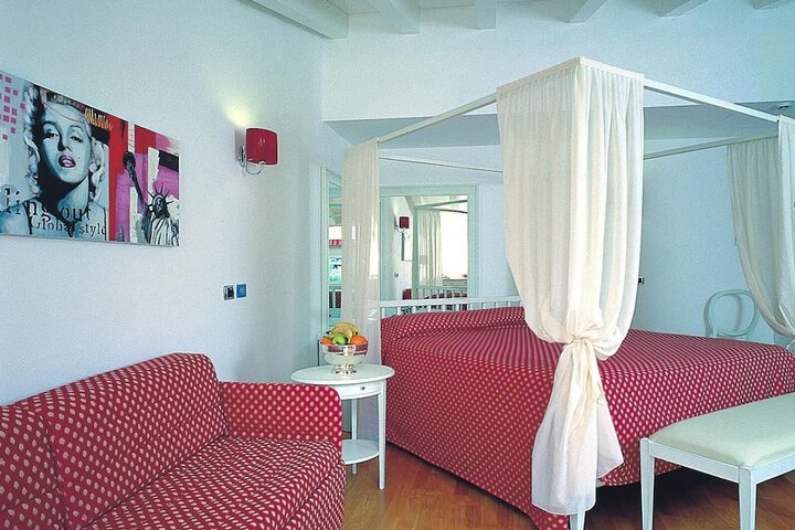 Room 10 of 26