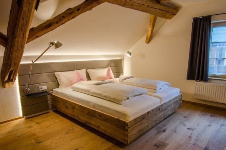 Room 4 of 63