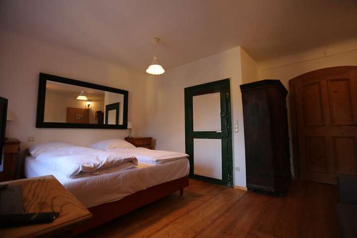 Room 25 of 86